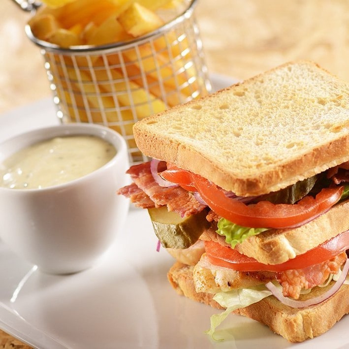 Club sandwich s kuřecím masem a slaninou Club sandwich s kuřecím masem a slaninou